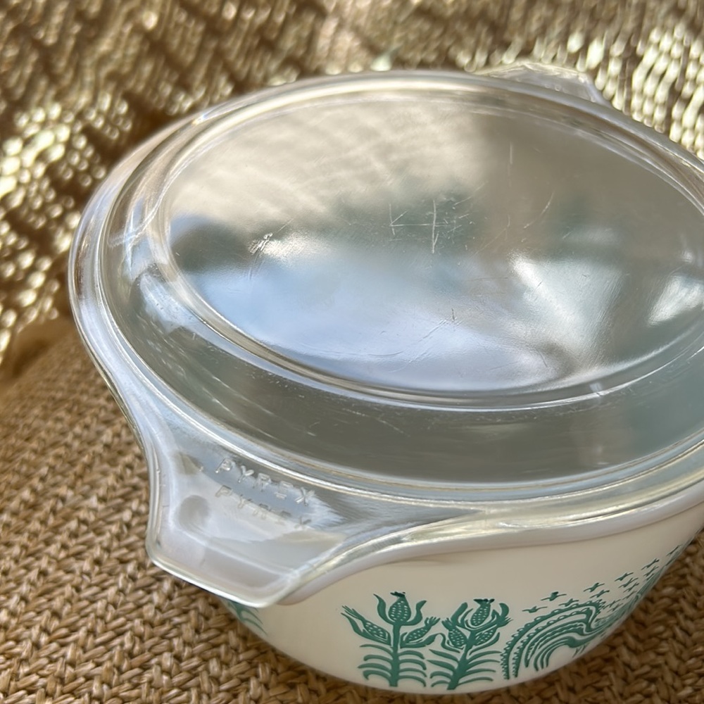 Vintage Pyrex Turquoise Amish Butterprint 1 Quart Ovenware Mixing Bowl with Lid - Picture 15 of 16